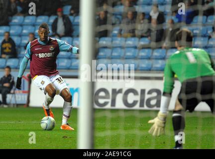 19 Novembre 2011 - Championsip npower Football - Coventry City vs West Ham United. Frederic Piquionne prende su Coventry City è Joe Murphy. Fotografo: Paolo Roberts / OneUpTop/Alamy. Foto Stock