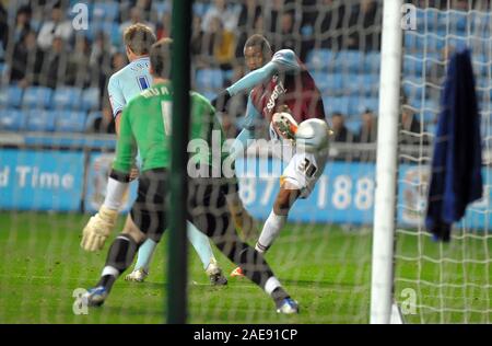 19 Novembre 2011 - Championsip npower Football - Coventry City vs West Ham United. Frederic Piquionne prende su Coventry City è Joe Murphy. Fotografo: Paolo Roberts / OneUpTop/Alamy. Foto Stock