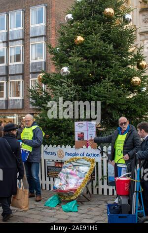 Chichester, West Sussex, Regno Unito 07 dicembre 2019, l'albero di Natale sul mercato di Natale a Chichester con la carità rotante di raccolta. Foto Stock