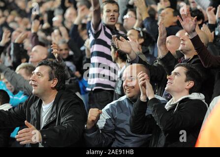 19 Novembre 2011 - Championsip npower Football - Coventry City vs West Ham United. West Ham fans celebra il fischio finale. Fotografo: Paolo Roberts / OneUpTop/Alamy. Foto Stock