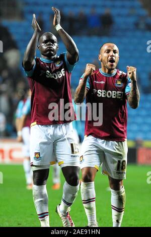 19 Novembre 2011 - Championsip npower Football - Coventry City vs West Ham United. West Ham Julien FAUBERT e Abdoulaye Faye celebrare il fischio finale. Fotografo: Paolo Roberts / OneUpTop/Alamy. Foto Stock