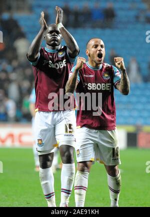 19 Novembre 2011 - Championsip npower Football - Coventry City vs West Ham United. West Ham Julien FAUBERT e Abdoulaye Faye celebrare il fischio finale. Fotografo: Paolo Roberts / OneUpTop/Alamy. Foto Stock