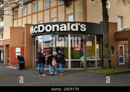 Wolfsburg, Germania - 5 Dicembre 2019: McDonald's e i giovani consumatori sono appaiate comunemente. La gioventù locale recuperando in parte anteriore del ristorante Wolfsburger. Foto Stock