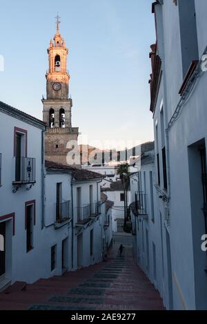 Constantina, Andalusia / Spagna ; gennaio 08 2019: Chiesa di Santa Maria de la Encarnacion. Vista della Torre Campanaria dal Parroco Gonzalez Serna Street.