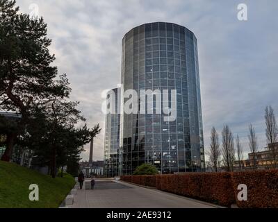 Wolfsburg, Germania - 5 Dicembre 2019: molte persone a ritirare le nuove vetture direttamente da Autostadt. Le macchine vengono parcheggiate nel parcheggio due torri in attesa. Foto Stock