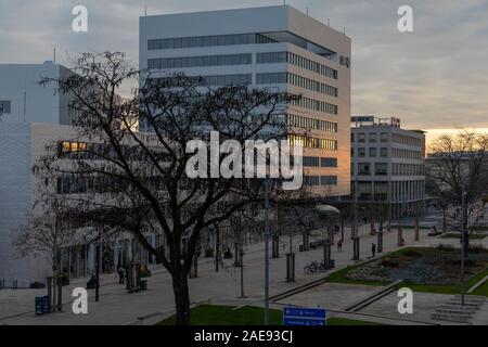 Wolfsburg, Germania - 5 Dicembre 2019: Wolfsburg street view è calma durante il crepuscolo. Anche quando le persone si stanno preparando per lo shopping di stagione. Foto Stock