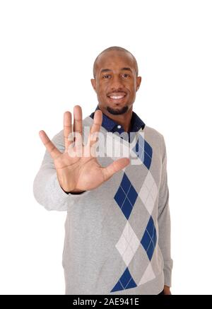 Un sorridente giovane americano africano uomo in piedi con la sua mano, dicendo no, non avvicinarsi, isolato per sfondo bianco Foto Stock