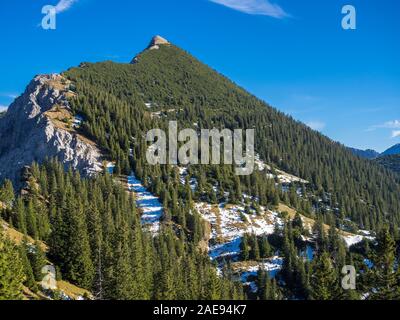 Mountain Breitenberg, nuova neve caduta, visto dal percorso fino alla montagna Aggenstein, Valle di Tannheimer, Austria Foto Stock