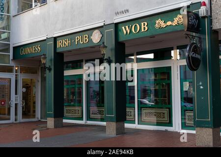 Wolfsburg, Germania - 5 Dicembre 2019: Irish Pub WOB nella città di Wolfsburg. È situato vicino alla principale strada pedonale. Esso attira gli appassionati di birreria irlandese. Foto Stock