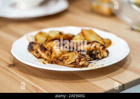 Cotte le cosce di pollo con cipolla e patate. Pronto a servire e mangiare. Foto Stock