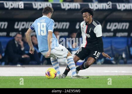 Roma, Italia. 07Th Dec, 2019. Senad Lulic della SS Lazio e Juan Cuadrado della Juventus FC durante la Serie A nella partita tra Lazio e Juventus allo Stadio Olimpico di Roma il 7 dicembre 2019. Foto di Luca Pagliaricci. Solo uso editoriale, è richiesta una licenza per uso commerciale. Nessun uso in scommesse, giochi o un singolo giocatore/club/league pubblicazioni. Credit: UK Sports Pics Ltd/Alamy Live News Foto Stock