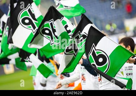 Hannover, Germania. 07Th Dec, 2019. Calcio: Seconda Bundesliga, Hannover 96 - Erzgebirge Aue, la XVI Giornata nell'HDI-Arena. I neonati di Hannover 96 stand con una bandiera 96 sul campo di gioco. Credito: Swen Pförtner/dpa - NOTA IMPORTANTE: In conformità con i requisiti del DFL Deutsche Fußball Liga o la DFB Deutscher Fußball-Bund, è vietato utilizzare o hanno utilizzato fotografie scattate allo stadio e/o la partita in forma di sequenza di immagini e/o video-come sequenze di foto./dpa/Alamy Live News Foto Stock