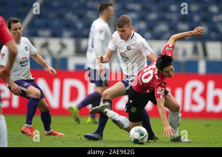 Hannover, Germania. 07Th Dec, 2019. Calcio: Seconda Bundesliga, Hannover 96 - Erzgebirge Aue, la XVI Giornata nell'HDI-Arena. Hannover è Genki Haraguchi (r) gioca contro Aues Christoph Daferner. Credito: Swen Pförtner/dpa - NOTA IMPORTANTE: In conformità con i requisiti del DFL Deutsche Fußball Liga o la DFB Deutscher Fußball-Bund, è vietato utilizzare o hanno utilizzato fotografie scattate allo stadio e/o la partita in forma di sequenza di immagini e/o video-come sequenze di foto./dpa/Alamy Live News Foto Stock