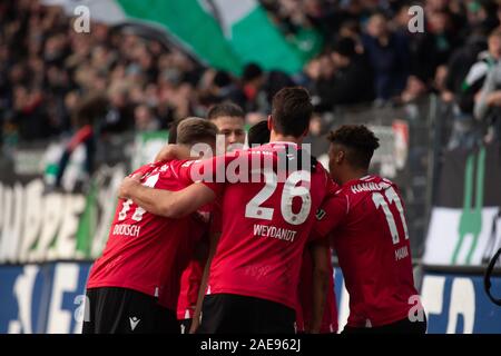 Hannover, Germania. 07Th Dec, 2019. Calcio: Seconda Bundesliga, Hannover 96 - Erzgebirge Aue, la XVI Giornata nell'HDI-Arena. Hannover i giocatori di allegria dopo il traguardo a 3:2. Credito: Swen Pförtner/dpa - NOTA IMPORTANTE: In conformità con i requisiti del DFL Deutsche Fußball Liga o la DFB Deutscher Fußball-Bund, è vietato utilizzare o hanno utilizzato fotografie scattate allo stadio e/o la partita in forma di sequenza di immagini e/o video-come sequenze di foto./dpa/Alamy Live News Foto Stock