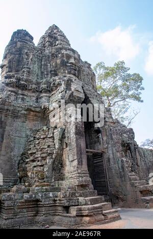 Cambogia, tempio Bayon - Marzo 2016: il tempio bridge è un principale attraverso la strada per il traffico. Scolpite come il tempio Bayon con una moltitudine di sereno e Foto Stock