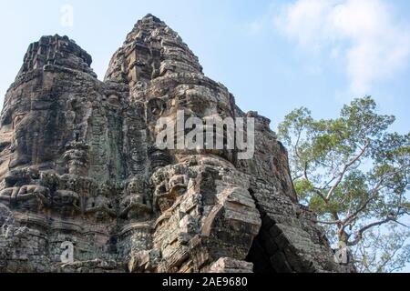 Cambogia, tempio Bayon - Marzo 2016: il tempio bridge è un principale attraverso la strada per il traffico. Scolpite come il tempio Bayon con una moltitudine di sereno e Foto Stock