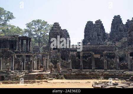 Cambogia, tempio Bayon - Marzo 2016: Bayon è notevole per la 216 serene e sorridenti facce di pietra su molte torri sporgenti fuori dalla terra alta Foto Stock