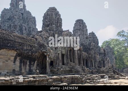 Cambogia, tempio Bayon - Marzo 2016: Bayon è notevole per la 216 serene e sorridenti facce di pietra su molte torri sporgenti fuori dalla terra alta Foto Stock