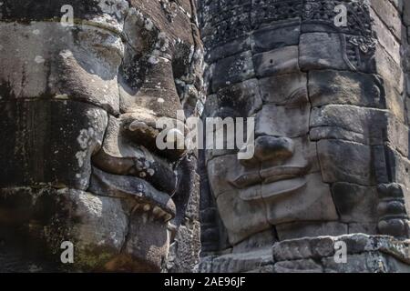 Cambogia, tempio Bayon - Marzo 2016: Bayon è notevole per la 216 serene e sorridenti facce di pietra su molte torri sporgenti fuori dalla terra alta Foto Stock