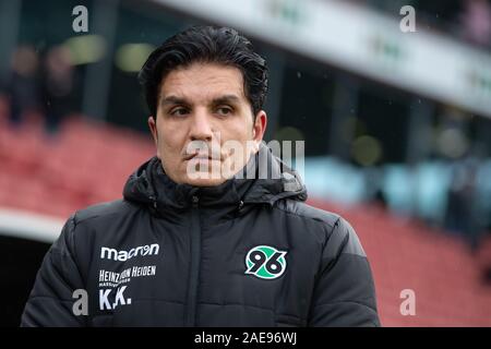 Hannover, Germania. 07Th Dec, 2019. Calcio: Seconda Bundesliga, Hannover 96 - Erzgebirge Aue, la XVI Giornata nell'HDI-Arena. Hannover pullman Kenan Kocak è presso lo stadio prima della partita. Credito: Swen Pförtner/dpa - NOTA IMPORTANTE: In conformità con i requisiti del DFL Deutsche Fußball Liga o la DFB Deutscher Fußball-Bund, è vietato utilizzare o hanno utilizzato fotografie scattate allo stadio e/o la partita in forma di sequenza di immagini e/o video-come sequenze di foto./dpa/Alamy Live News Foto Stock