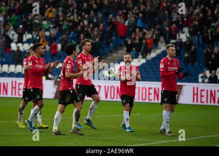 Hannover, Germania. 07Th Dec, 2019. Calcio: Seconda Bundesliga, Hannover 96 - Erzgebirge Aue, la XVI Giornata nell'HDI-Arena. Hannover i giocatori di allegria dopo il traguardo a 3:2. Credito: Swen Pförtner/dpa - NOTA IMPORTANTE: In conformità con i requisiti del DFL Deutsche Fußball Liga o la DFB Deutscher Fußball-Bund, è vietato utilizzare o hanno utilizzato fotografie scattate allo stadio e/o la partita in forma di sequenza di immagini e/o video-come sequenze di foto./dpa/Alamy Live News Foto Stock