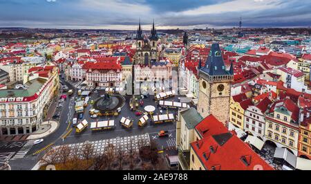 Praga, Repubblica Ceca - Antenna ad alta risoluzione vista panoramica della Piazza della Città Vecchia al tempo di Natale con il municipio della città vecchia torre, Chiesa di Nostra Signora b Foto Stock