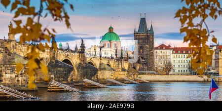 Praga, Repubblica Ceca - Vista panoramica del famoso Ponte Carlo (Karluv most) e San Francesco di Assisi Chiesa dome in un pomeriggio autunnale con Repubblica ceca Foto Stock
