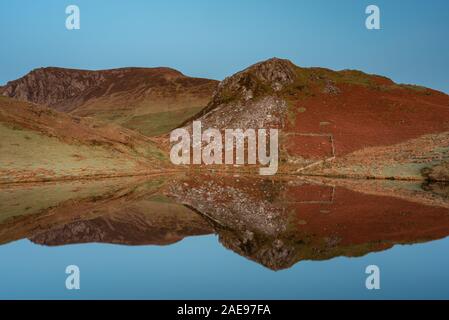 Vedute panoramiche del Llyn y Dywarchen, Snowdon e Y Garn durante l'inverno nel Parco Nazionale di Snowdonia, il Galles del Nord. Foto Stock