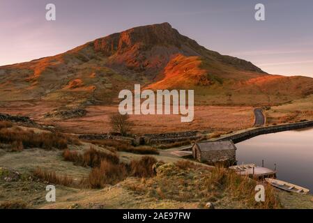 Vedute panoramiche del Llyn y Dywarchen, Snowdon e Y Garn durante l'inverno nel Parco Nazionale di Snowdonia, il Galles del Nord. Foto Stock