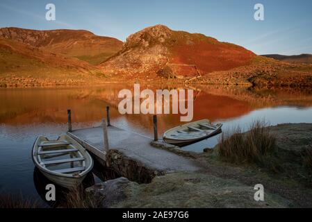 Vedute panoramiche del Llyn y Dywarchen, Snowdon e Y Garn durante l'inverno nel Parco Nazionale di Snowdonia, il Galles del Nord. Foto Stock