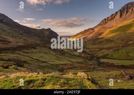 Vedute panoramiche del Llyn y Dywarchen, Snowdon e Y Garn durante l'inverno nel Parco Nazionale di Snowdonia, il Galles del Nord. Foto Stock