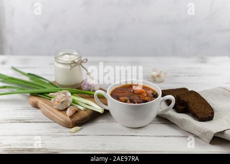 Red borsch, un tradizionale piatto nazionale della cucina ucraino. per la cottura utilizza le verdure come pomodori, patate, barbabietole, cipolle, carote, cavolo. Foto Stock