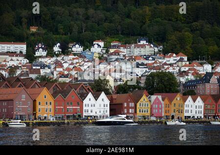 Vista di Bryggen, un patrimonio anseatica di edifici commerciali in area storica di Bergen, Norvegia Foto Stock