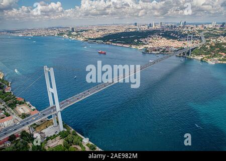 Istanbul, Turchia - Giugno 9, 2013; Istanbul paesaggio da elicottero.vista del Ponte sul Bosforo dall'elicottero. Le riprese dall'elicottero. Foto Stock