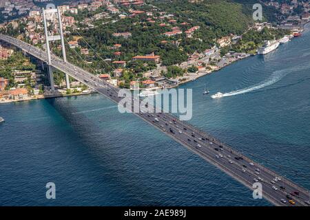 Istanbul, Turchia - Giugno 9, 2013; Istanbul paesaggio da elicottero.vista del Ponte sul Bosforo dall'elicottero. Le riprese dall'elicottero. Foto Stock