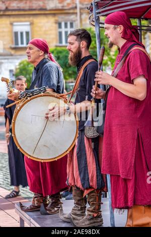 TIMISOARA, Romania - 28 settembre 2019: Uomini vestiti in ungherese costumi medievali e il canto sulla strada, durante i giorni della cultura ungherese, o Foto Stock