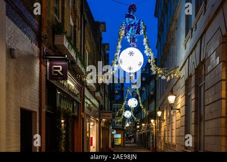 LONDON, Regno Unito - 07 dicembre 2017: le luci di Natale su di Gee corte, una destinazione popolare per il West End di acquirenti Foto Stock