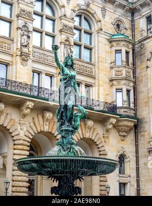 Statua in bronzo della scultura fontana di Hygieia nel cortile del Municipio di Rathaus Amburgo Germania. Foto Stock