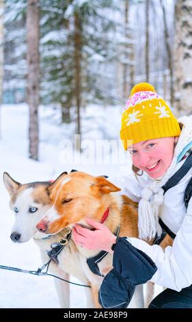 La ragazza e il cane husky in Lapponia Rovaniemi di Finlandia reflex Foto Stock