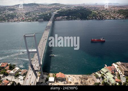 Istanbul, Turchia - Giugno 9, 2013; Istanbul paesaggio da elicottero.vista del Ponte sul Bosforo dall'elicottero. Le riprese dall'elicottero. Foto Stock