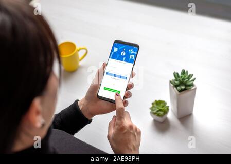 Sarajevo, Bosnia Erzegovina - 7 Dicembre 2019: Ragazza crea un nuovo account su Facebook tramite il suo telefono cellulare Foto Stock