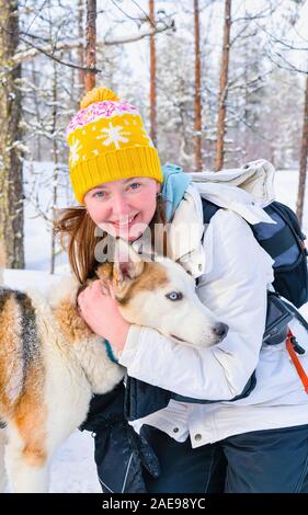 La ragazza e il cane husky in Lapponia Rovaniemi in Finlandia reflex Foto Stock