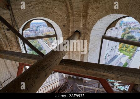 Croce delle travi di legno come il rinforzo della vecchia costruzione della parte superiore della torre della chiesa. Foto Stock