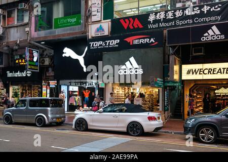 Hongkong - Noveber, 2019: Urban sports wear negozi al dettaglio Vendita di sneakers in sneaker street in HongKong Foto Stock