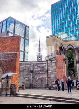 I turisti che si trovano nei resti della Chiesa di San Nicola ora Monumento della seconda Guerra Mondiale e Museo Altstadt Amburgo Germania Foto Stock