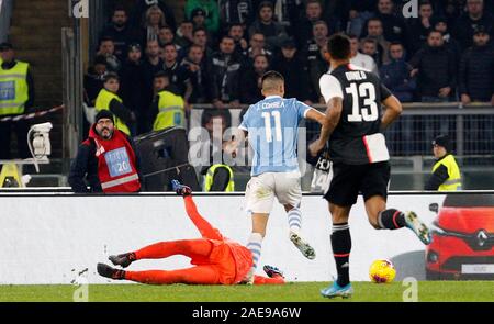 Roma, Italia, 7 dicembre 2019. Joaquin Correa, centro del Lazio, è scacciato dal portiere della Juventus Wojciech Szczesny, a sinistra, durante la serie UNA partita di calcio tra Lazio e Juventus allo Stadio Olimpico. Il Lazio ha vinto 3-1. Credit Riccardo De Luca - AGGIORNA LE IMMAGINI / Alamy Live News Foto Stock