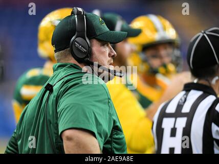 7 dicembre 2019: North Dakota State Bison head coach Matt Entz guarda durante un FCS NCAA secondo round dei playoff gioco tra il Nicholls State University colonnelli e dello Stato del North Dakota Bison a Fargo Dome, Fargo ND. Russell Hons/CSM Foto Stock