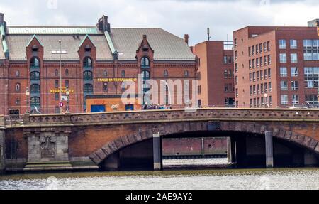 Ponte di Hohe Brücke che attraversa Nikolaipeet e il quartiere dei magazzini Speicherstadt a backdround Altstadt Hamburg Germania Foto Stock