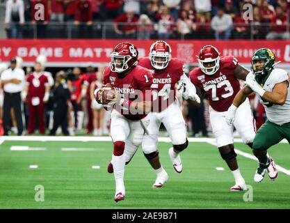 Arlington, Texas, Stati Uniti d'America. Il 7 dicembre, 2019. Oklahoma prima quarterback Jalen fa male (1) codifica durante la Grande 12 Championship NCAA Football gioco tra il Baylor Orsi e la University of Oklahoma Sooners presso AT&T Stadium di Arlington, Texas. Tom Sooter/CSM/Alamy Live News Foto Stock