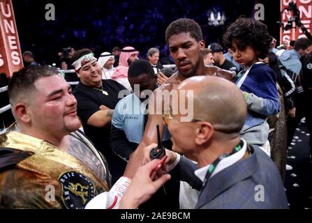 Anthony Joshua dopo la riconquista della IBF, WBA, WBO & IBO World Heavyweight Championship cinghie da Andy Ruiz al Diriyah Arena, Diriyah, Arabia Saudita. Foto Stock